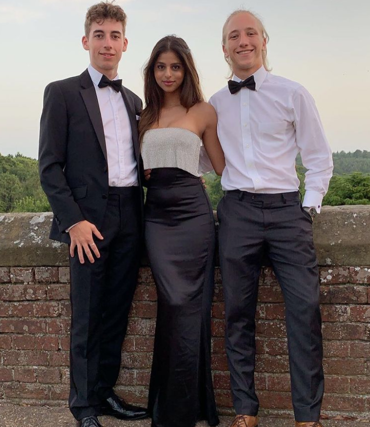Suhana Khan with her college friends