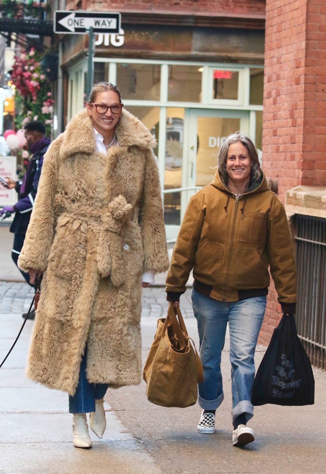 Jenna Lyons - With Cass Bird During A Romantic Walk In Manhattan ...